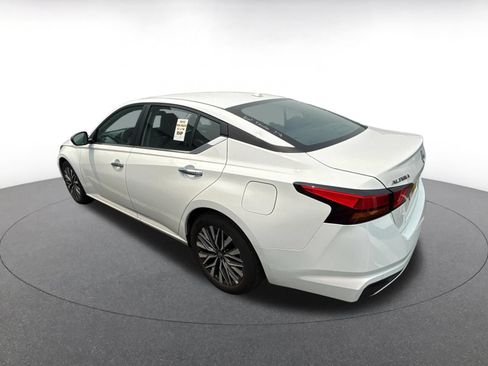 Used 2025 Nissan Altima 2.5 SV FWD image 7