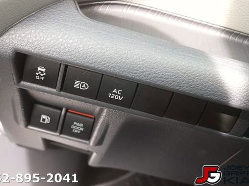 Used 2022 Toyota Sienna Limited FWD image 28