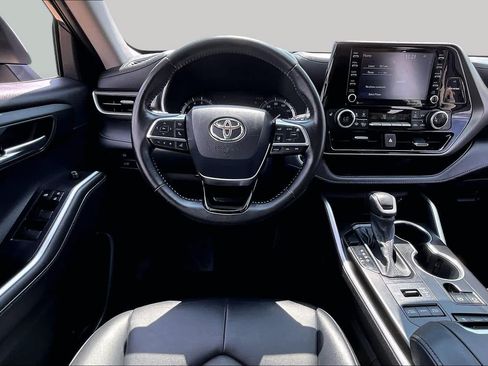 Used 2021 Toyota Highlander XLE AWD/4WD image 6