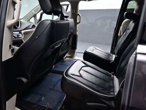 Used 2023 Chrysler Pacifica Limited FWD image 25