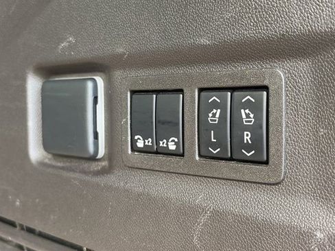 Used 2023 GMC Yukon SLT w/ SLT Premium Package image 5