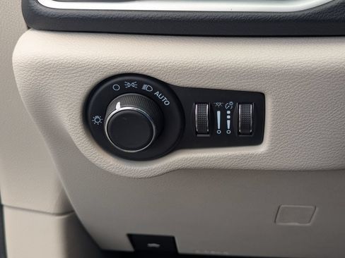 Used 2022 Chrysler Voyager LX FWD image 27
