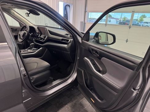 Used 2023 Toyota Highlander LE FWD image 18