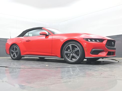 Used 2024 Ford Mustang Convertible RWD image 18