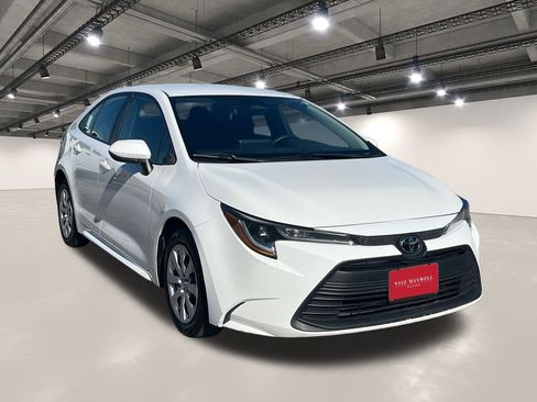 Used 2023 Toyota Corolla LE image 2