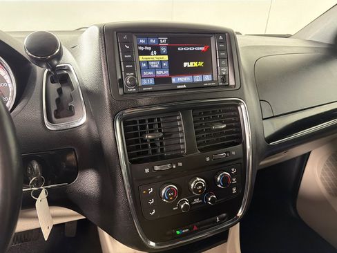 Used 2017 Dodge Grand Caravan SXT FWD image 14