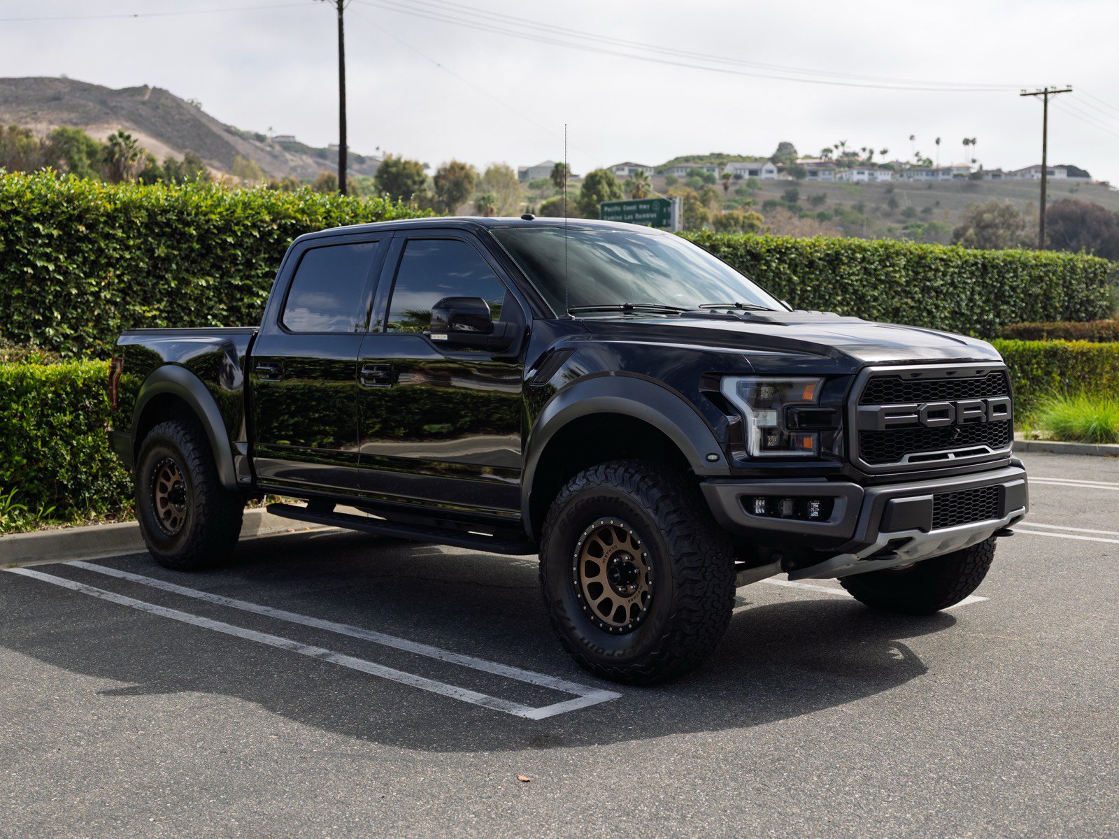 Used 2018 Ford F150 Raptor w/ Equipment Group 802A Luxury AWD/4WD image 3
