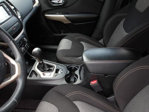 Used 2017 Jeep Cherokee Sport w/ Cold Weather Group image 18