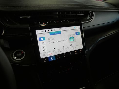 Used 2023 Jeep Grand Cherokee Limited w/ Luxury Tech Group II image 22