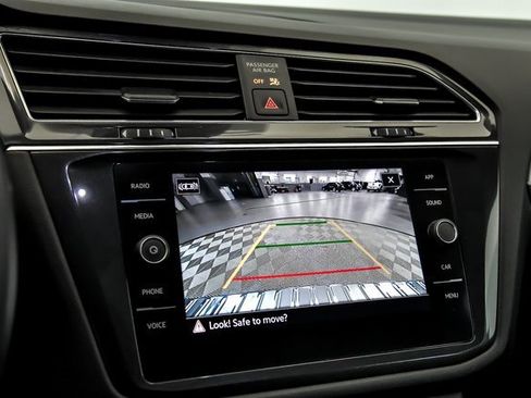 Certified 2024 Volkswagen Tiguan SE w/ Panoramic Sunroof Package image 18