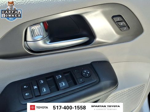 Used 2024 Chrysler Pacifica Touring-L FWD image 15