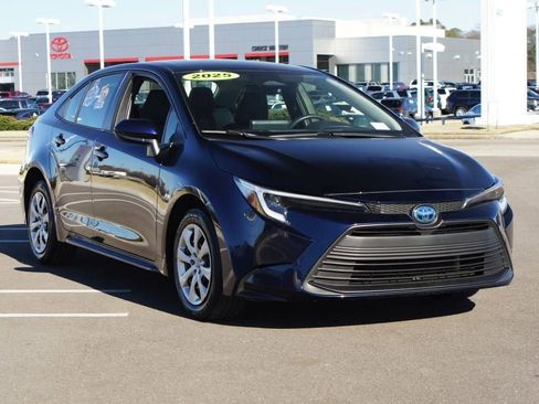 Used 2025 Toyota Corolla LE image 2