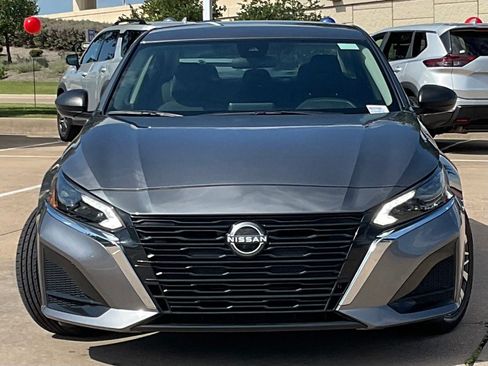 Used 2025 Nissan Altima 2.5 SV FWD image 2