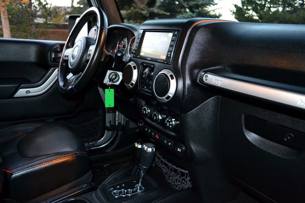 Used 2015 Jeep Wrangler Unlimited Rubicon w/ Dual Top Group AWD/4WD image 23