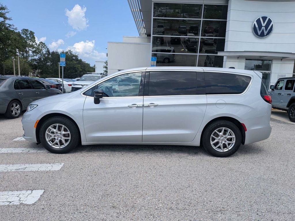 Used 2024 Chrysler Pacifica Touring-L FWD image 3