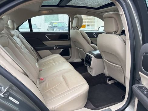 Used 2017 Lincoln Continental Select image 15