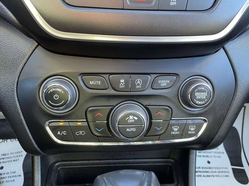 Used 2022 Jeep Cherokee Trailhawk w/ Sun, Sound & Nav Group AWD/4WD image 31