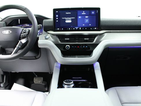 Used 2025 Ford Explorer Platinum w/ Ultimate Package image 19