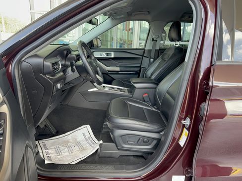 Certified 2022 Ford Explorer XLT w/ Equipment Group 202A RWD image 11