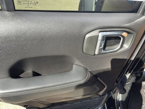 Used 2023 Jeep Gladiator Rubicon w/ Cold Weather Group image 17