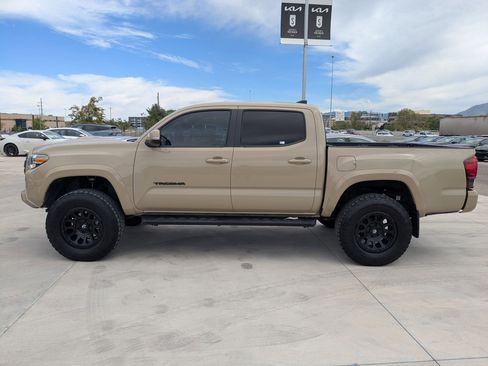 Used 2019 Toyota Tacoma TRD Sport AWD/4WD image 2