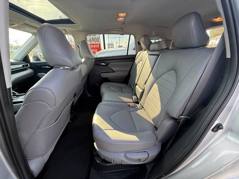 Used 2022 Toyota Highlander XLE image 11