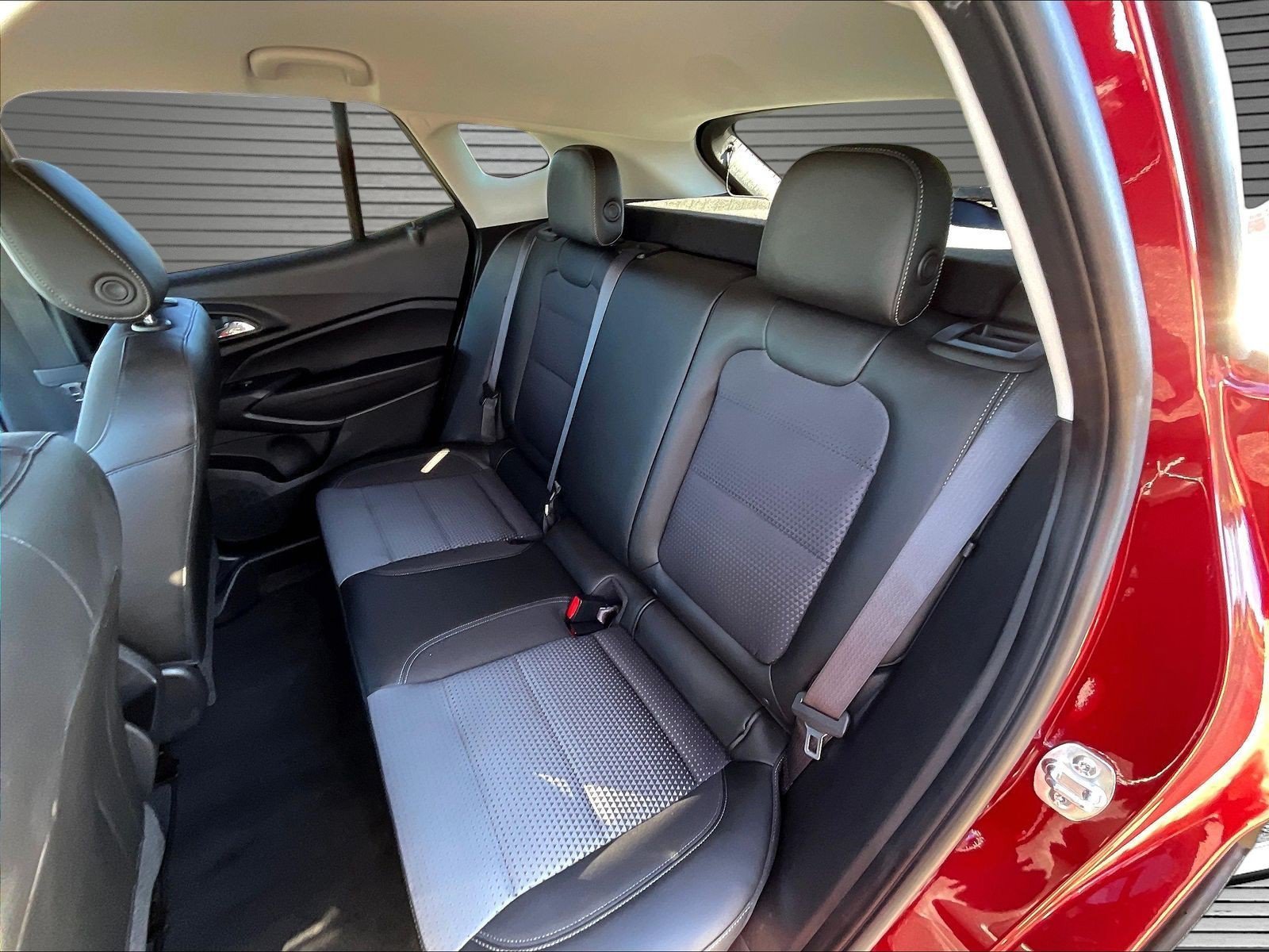 Used 2025 Chevrolet Trax LT w/ LT Convenience Package FWD image 19