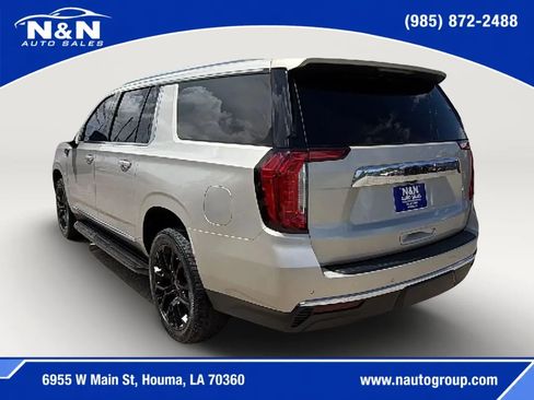 Used 2022 GMC Yukon XL SLT w/ SLT Premium Package RWD image 3