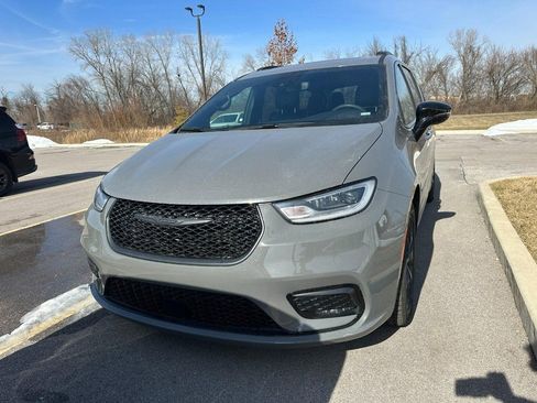 Used 2025 Chrysler Pacifica Limited image 11