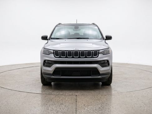 Used 2025 Jeep Compass Limited AWD/4WD image 2