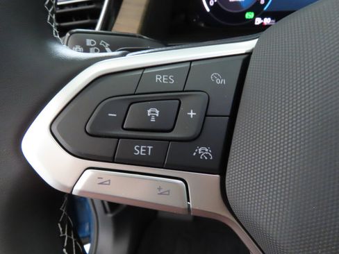 Used 2025 Volkswagen Atlas SE FWD image 13
