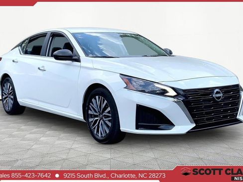 Used 2025 Nissan Altima 2.5 SV FWD image 1
