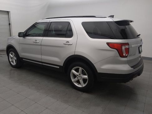 Used 2018 Ford Explorer XLT image 3
