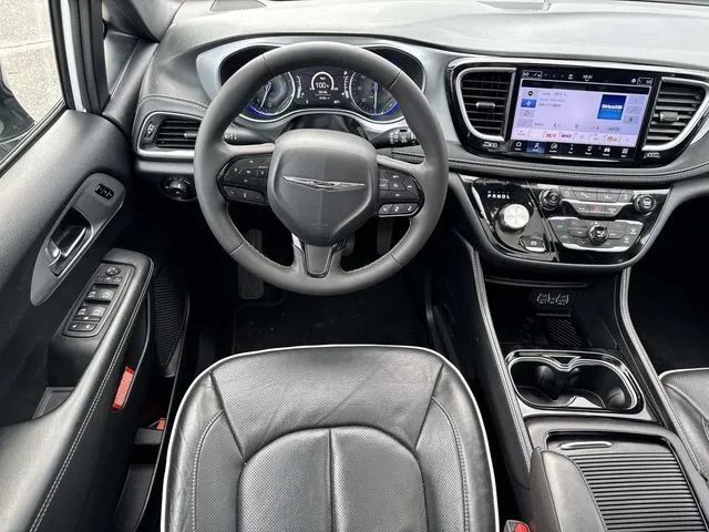 Used 2025 Chrysler Pacifica Limited FWD image 15