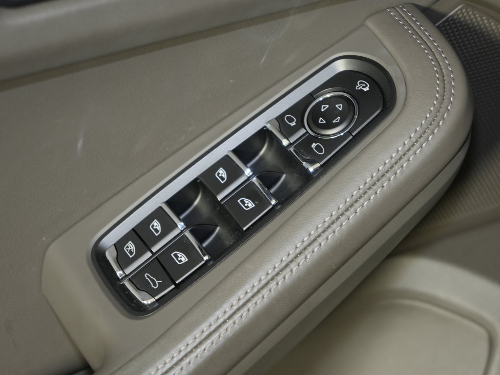 Certified 2023 Porsche Macan AWD/4WD image 19