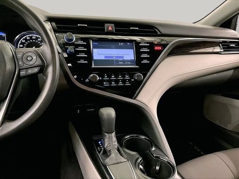 Used 2019 Toyota Camry LE w/ Convenience Package FWD image 6