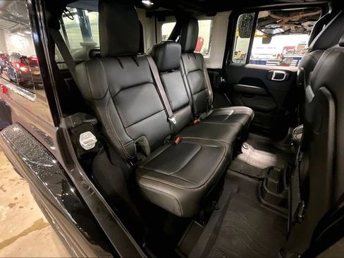 Used 2025 Jeep Wrangler Sahara image 27