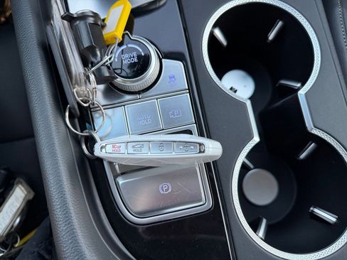 Used 2025 Genesis G70 2.5T image 23