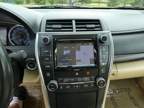 Used 2017 Toyota Camry XLE w/ Moonroof Package FWD image 16