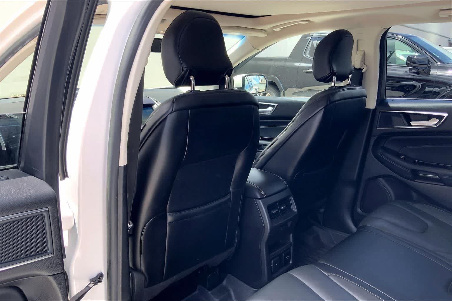Used 2018 Ford Edge Titanium w/ Equipment Group 301A FWD image 12