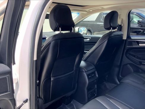 Used 2018 Ford Edge Titanium w/ Equipment Group 301A FWD image 12