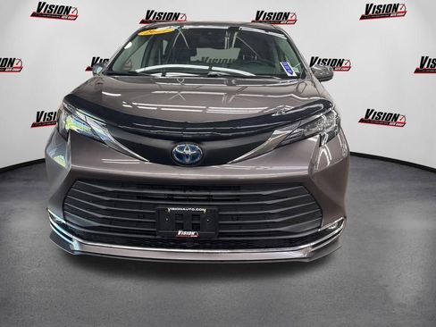Used 2021 Toyota Sienna XLE FWD image 2