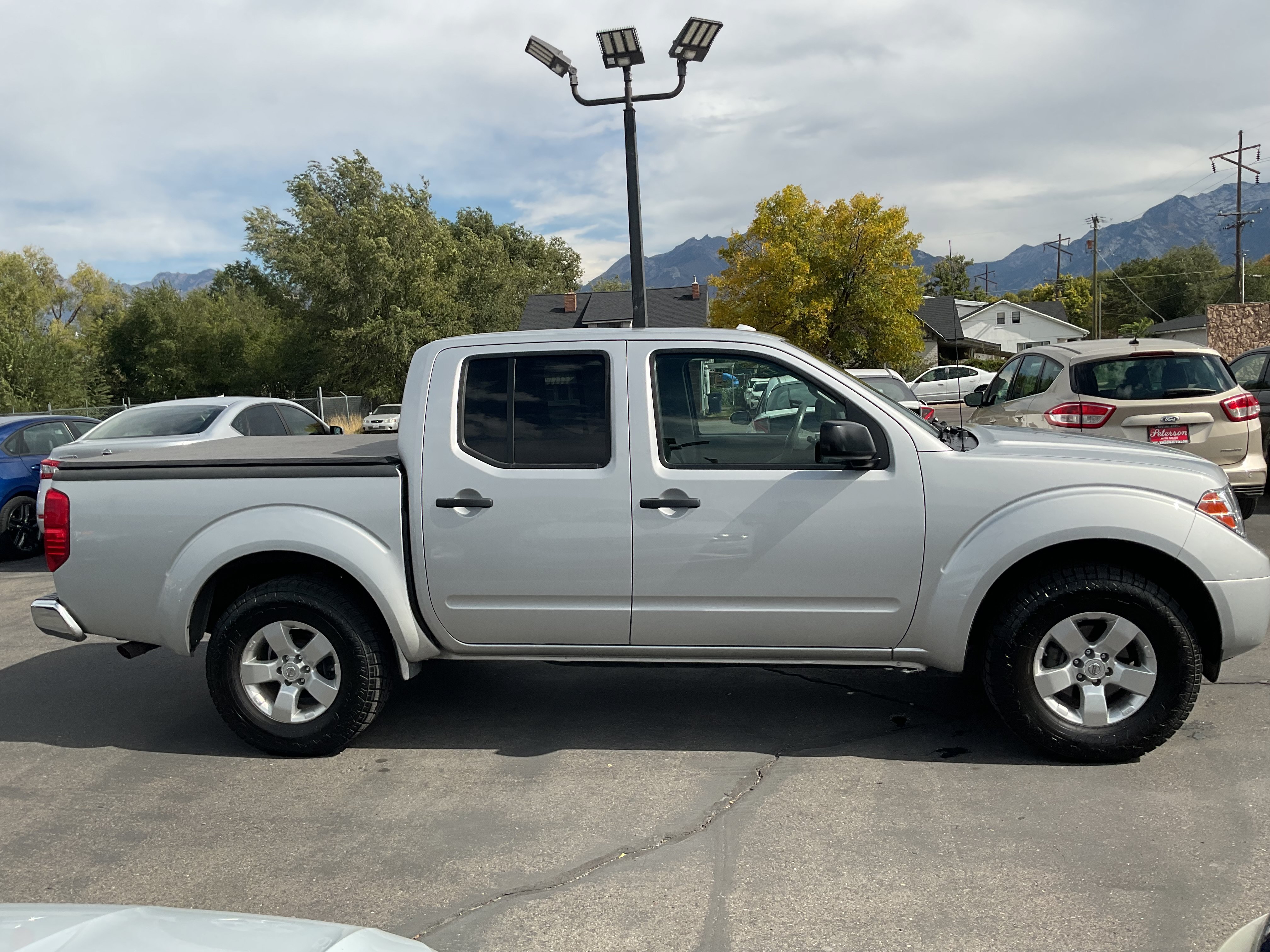Used 2013 Nissan Frontier SV w/ SV Value Truck Pkg AWD/4WD image 4