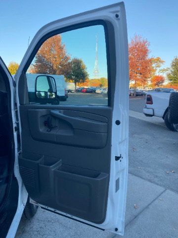 Used 2015 Chevrolet Express 2500 RWD image 19