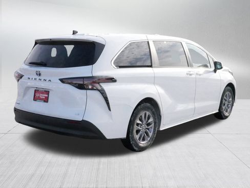 Used 2025 Toyota Sienna LE image 7