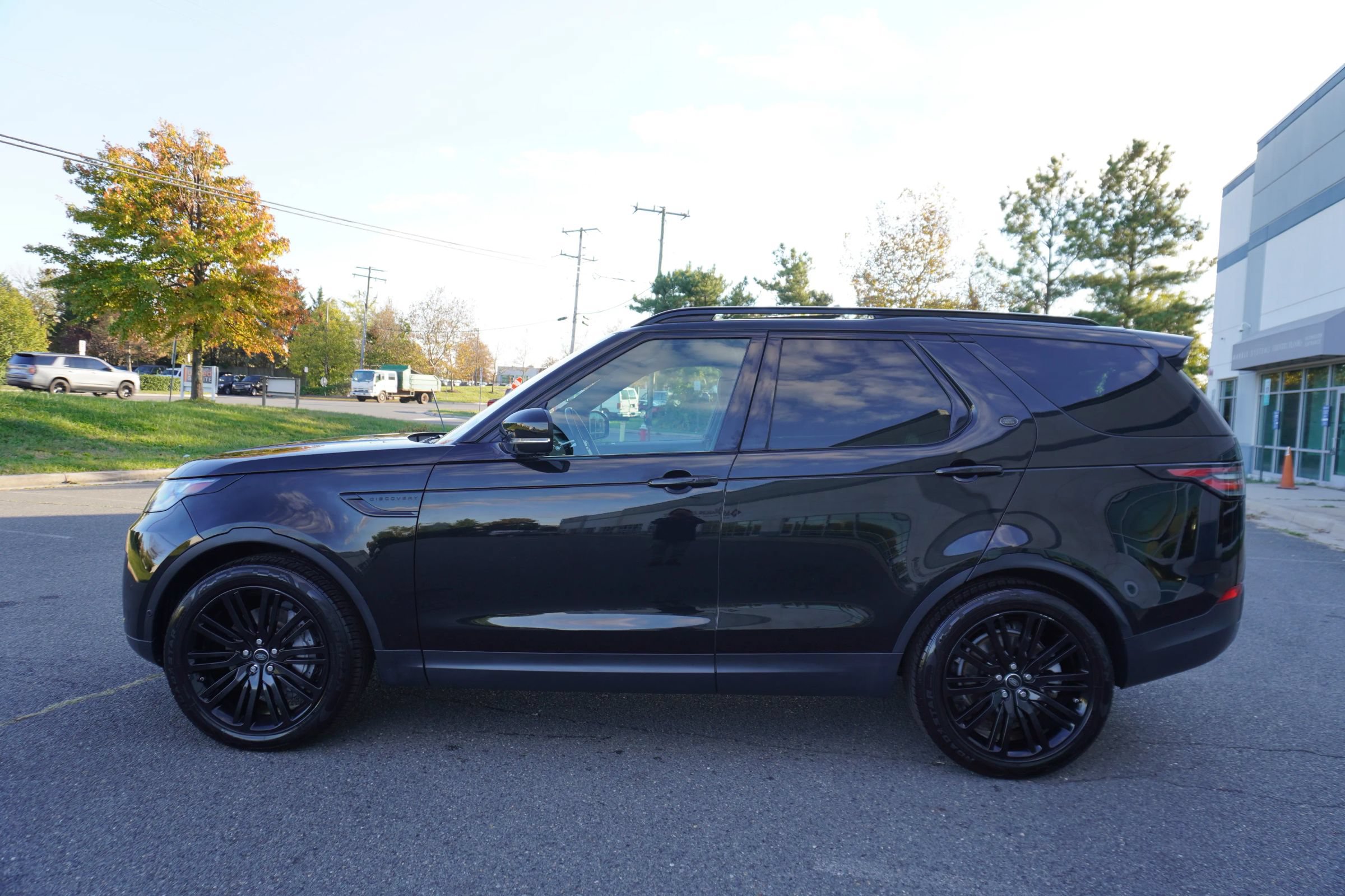 Used 2018 Land Rover Discovery HSE AWD/4WD image 4
