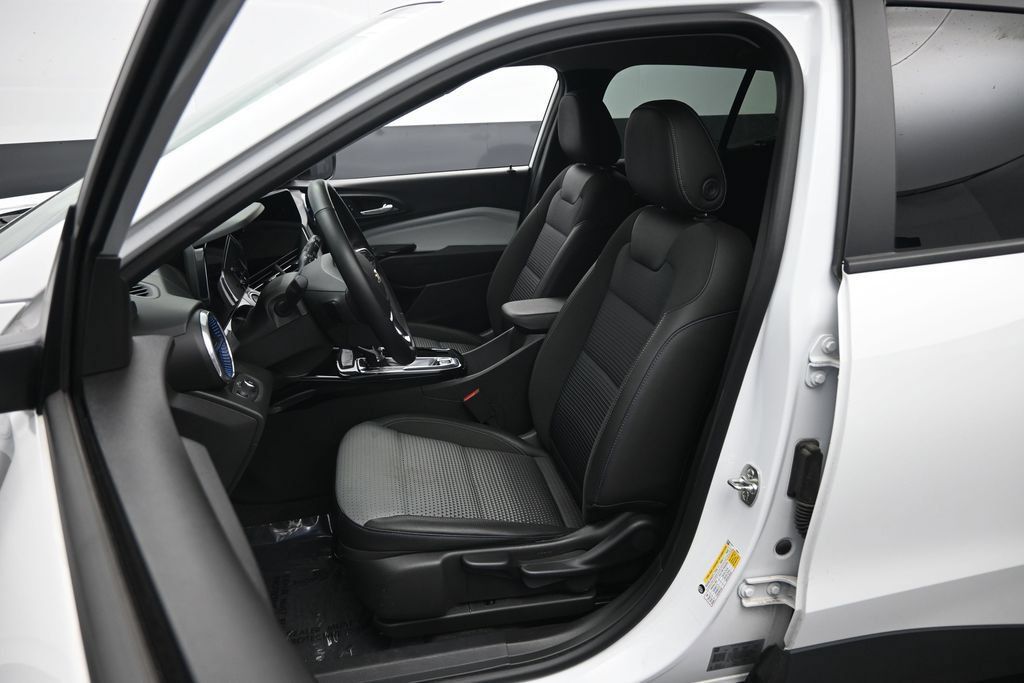 Used 2025 Chevrolet Trax LT w/ LT Convenience Package FWD image 23
