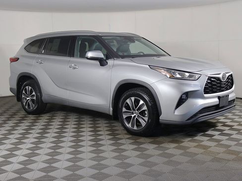 Used 2020 Toyota Highlander XLE image 52