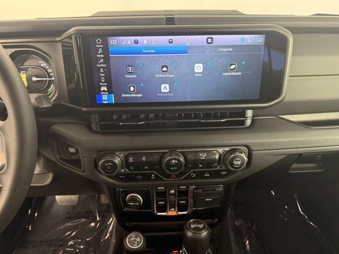 Used 2024 Jeep Wrangler Unlimited Sahara w/ Technology Group AWD/4WD image 19