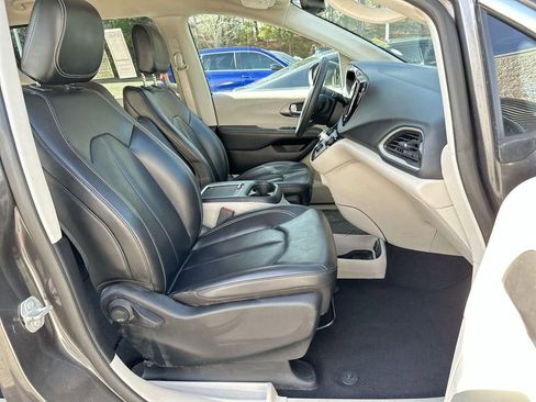 Used 2023 Chrysler Pacifica Touring-L FWD image 26